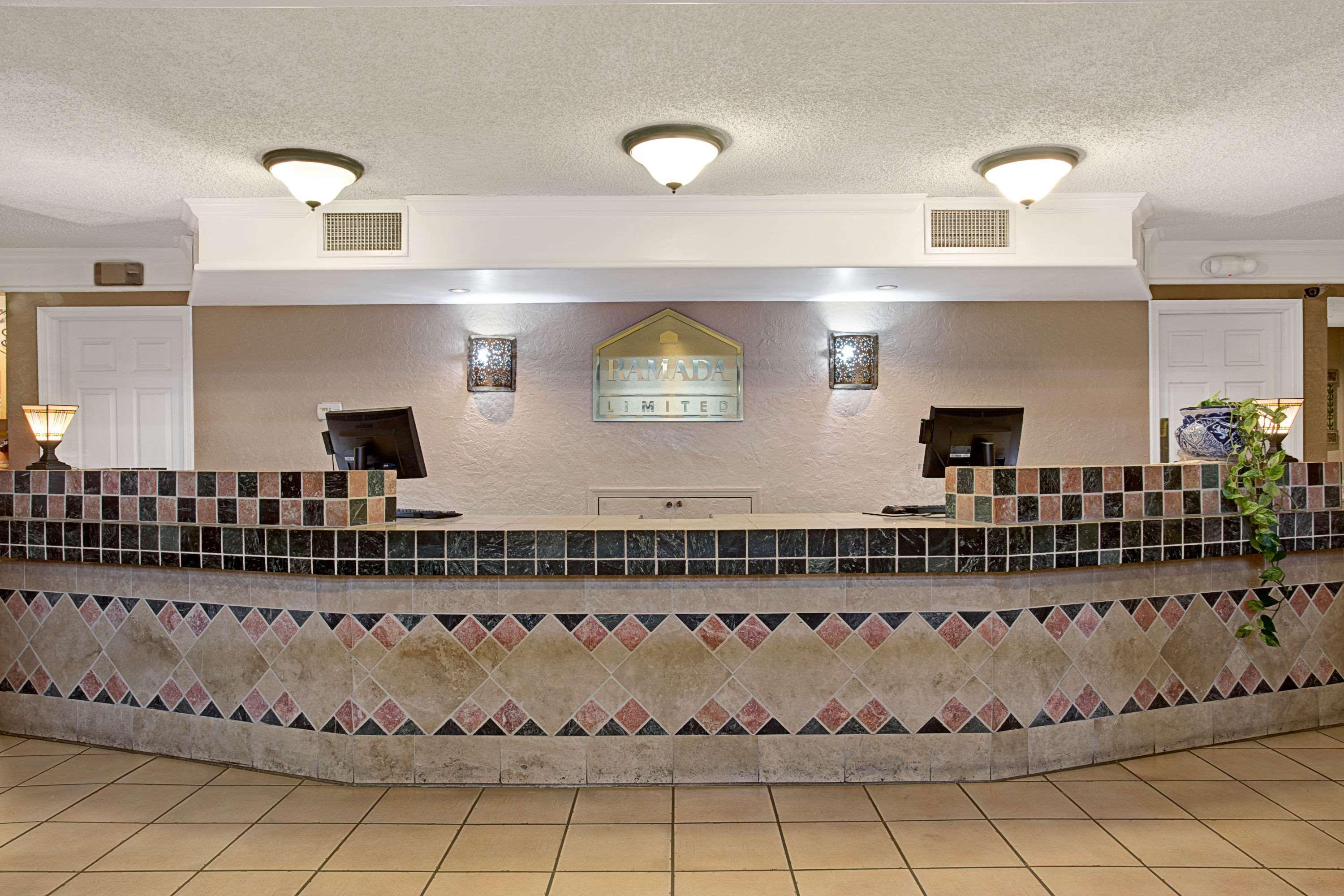 Days Inn By Wyndham Tucson City Center Exterior photo