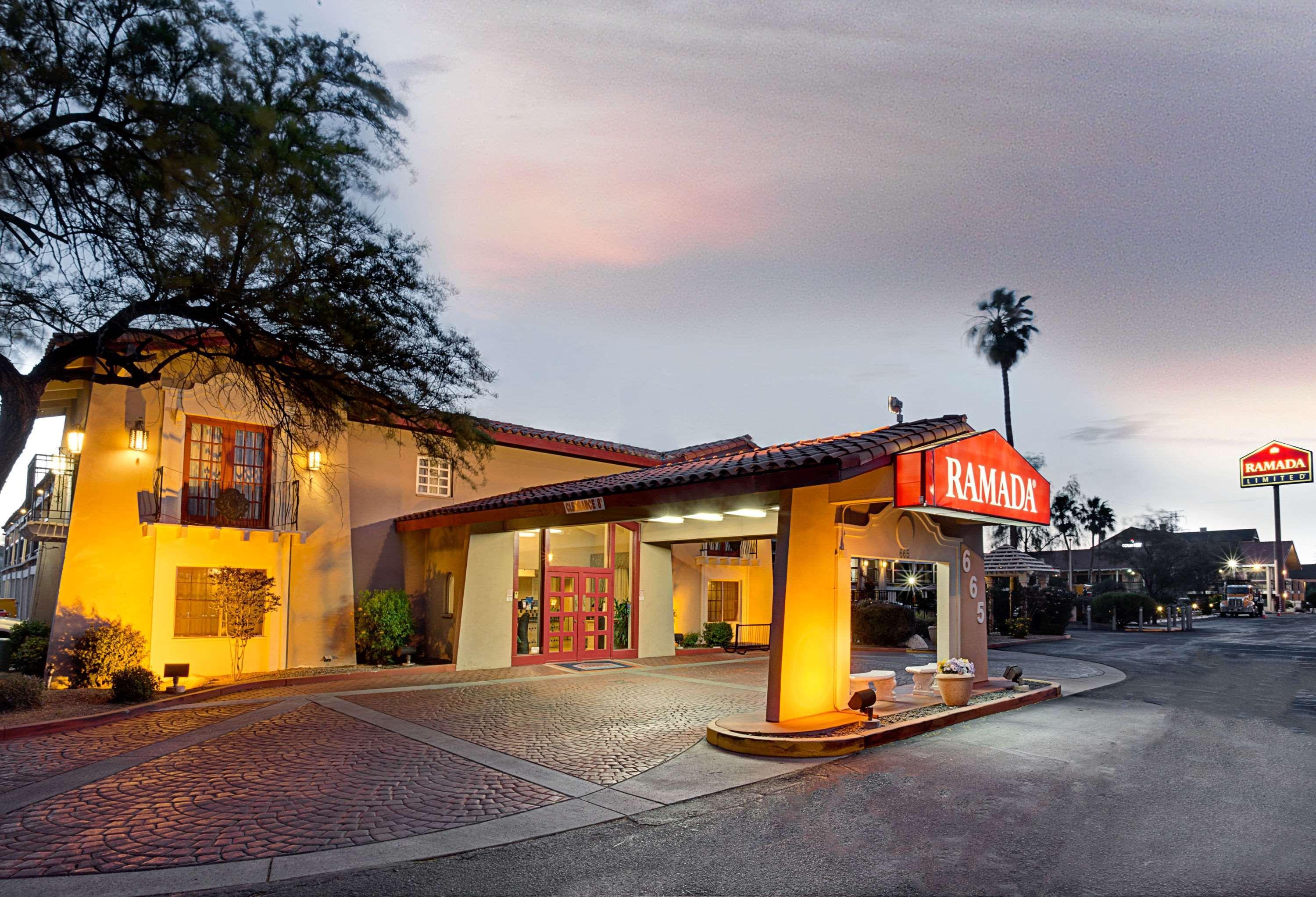 Days Inn By Wyndham Tucson City Center Exterior photo