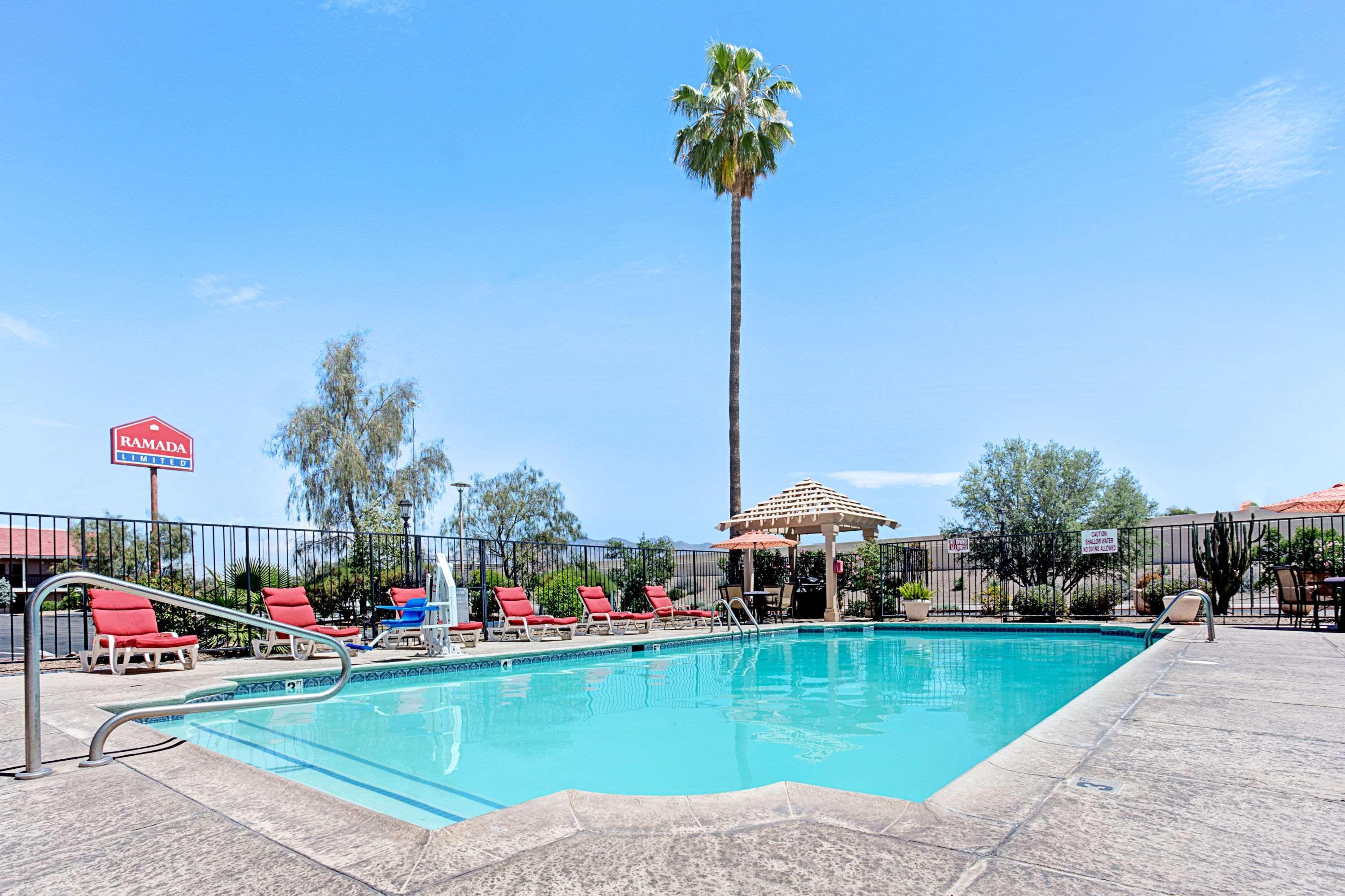 Days Inn By Wyndham Tucson City Center Exterior photo
