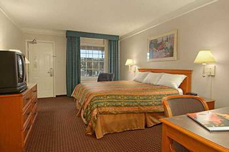 Days Inn By Wyndham Tucson City Center Room photo